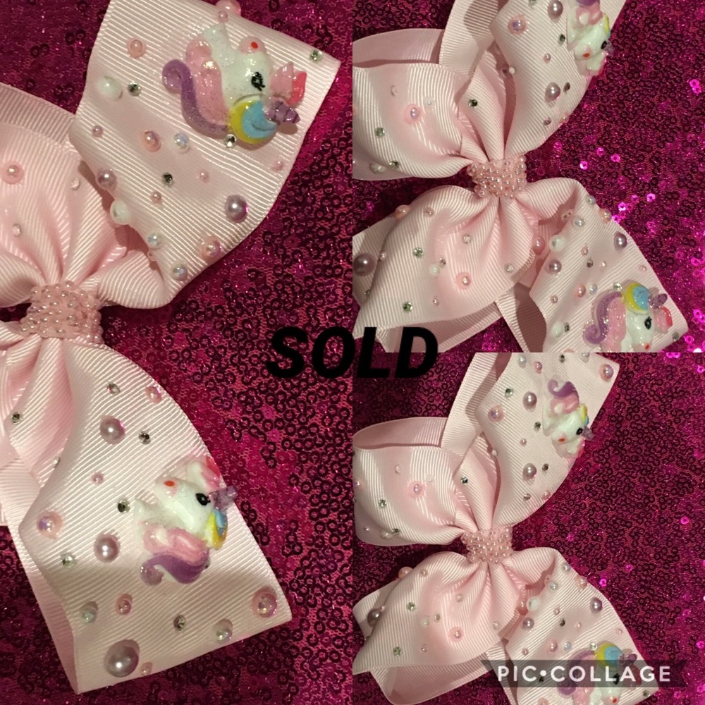 Little girl bows